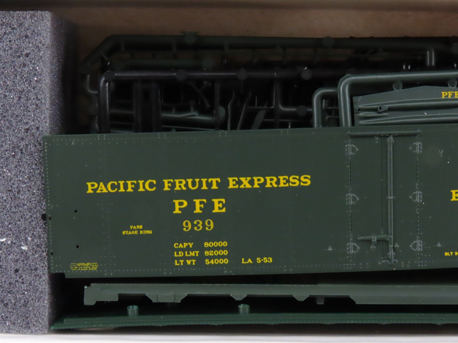 HO Scale InterMountain Kit 500-41712P-B PFE Pacific Fruit Express Reefer #939