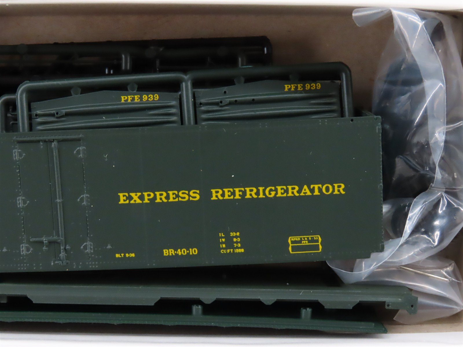 HO Scale InterMountain Kit 500-41712P-B PFE Pacific Fruit Express Reefer #939