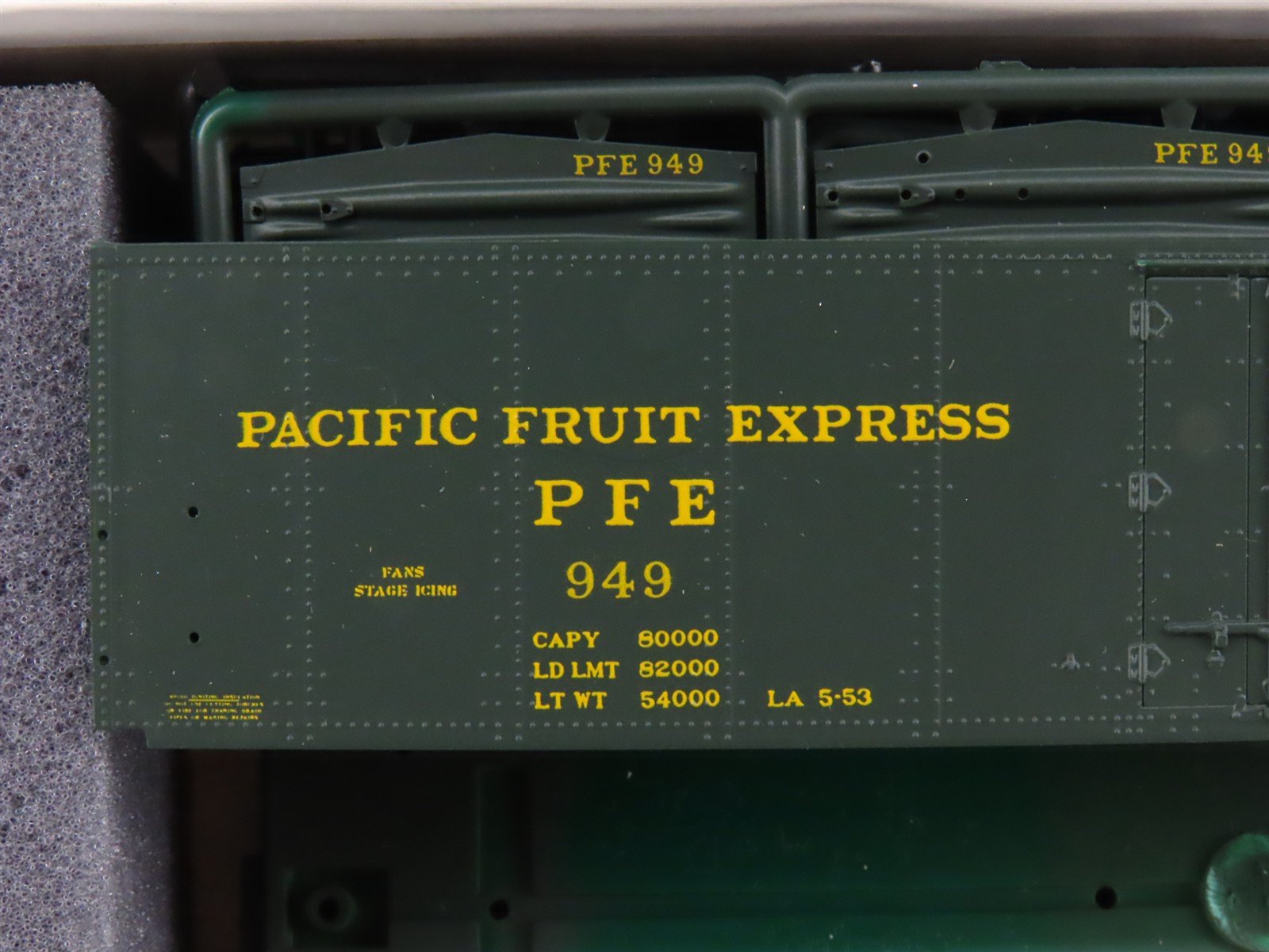 HO Scale InterMountain Kit 500-41712P-E PFE Pacific Fruit Express Reefer #949