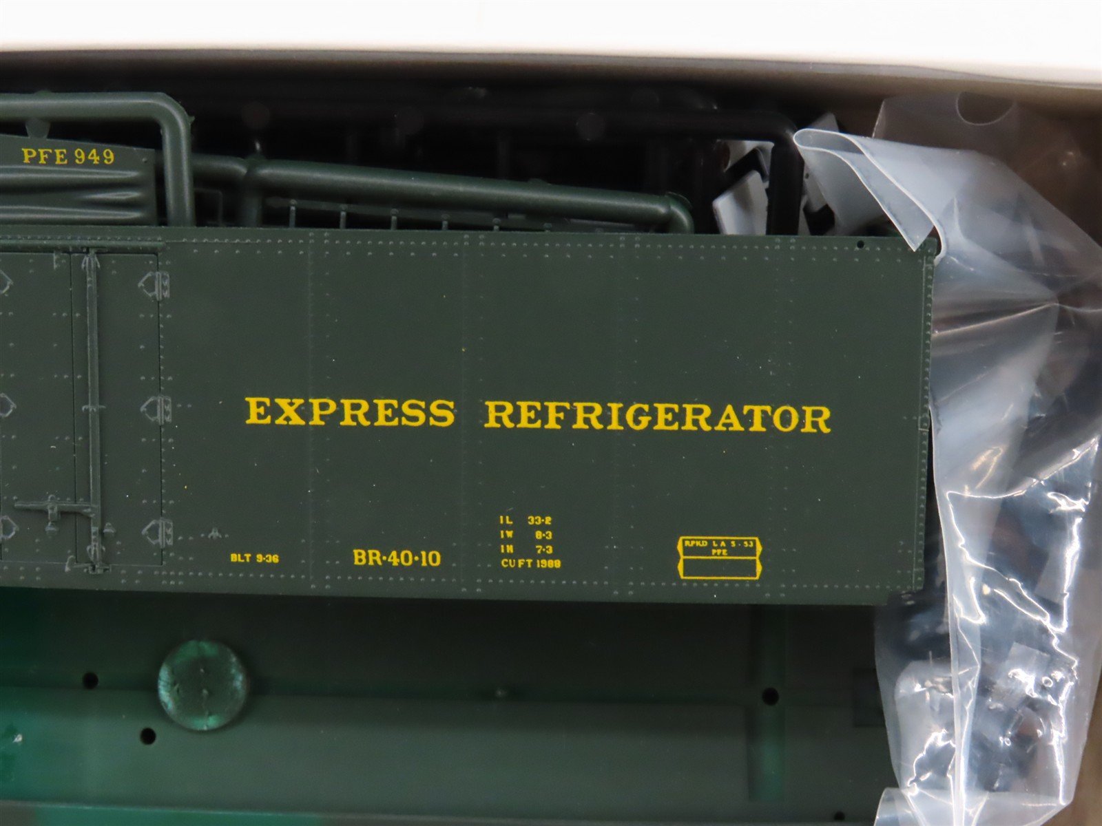 HO Scale InterMountain Kit 500-41712P-E PFE Pacific Fruit Express Reefer #949