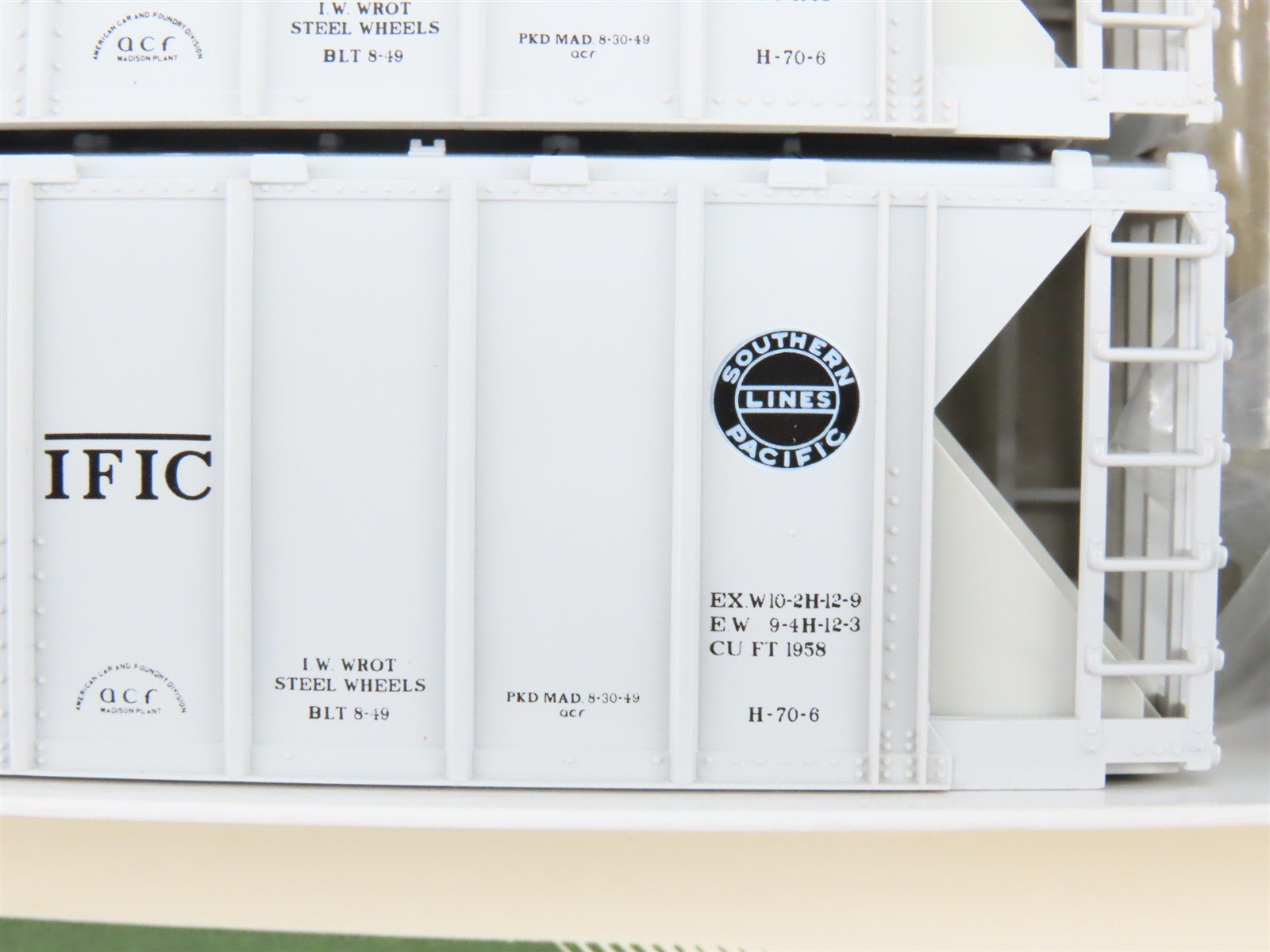 HO Scale KATO Kit 38-0112 SP Southern Pacific 2-Bay Covered Hoppers 3-Pack