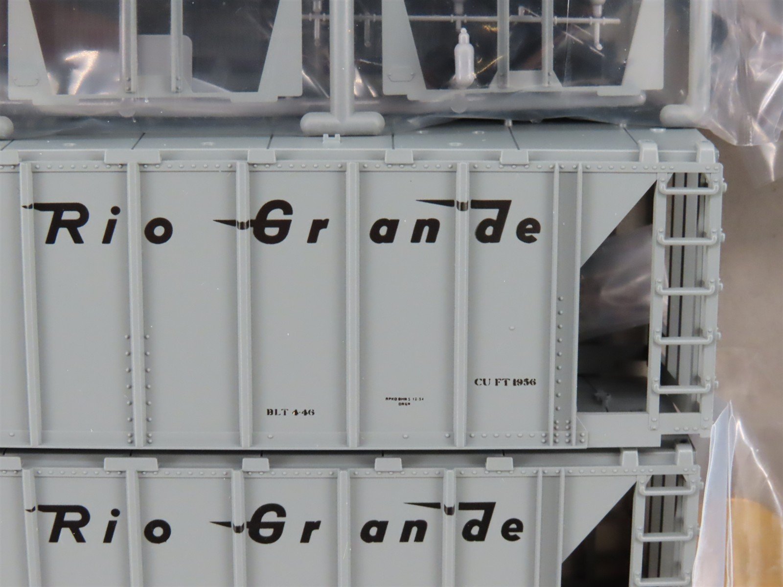 HO Scale KATO Kit 38-0110 D&RGW Rio Grande 2-Bay Covered Hopper 3-Pack