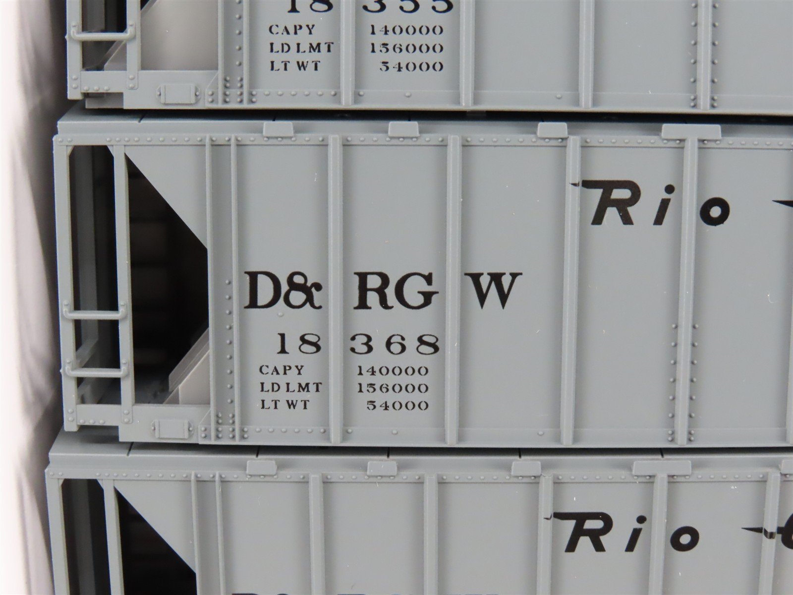 HO Scale KATO Kit 38-0110 D&RGW Rio Grande 2-Bay Covered Hopper 3-Pack