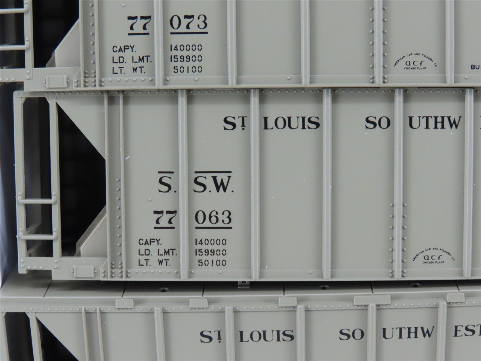 HO Scale KATO Kit 38-0103 SSW Cotton Belt Route 2-Bay Covered Hoppers 3-Pack