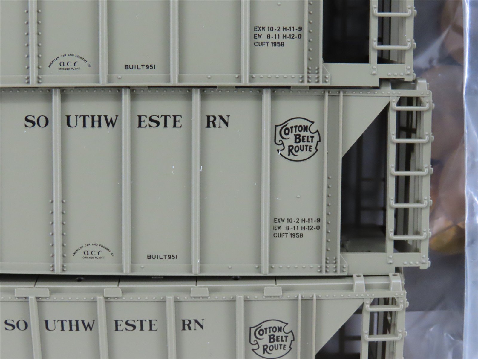 HO Scale KATO Kit 38-0103 SSW Cotton Belt Route 2-Bay Covered Hoppers 3-Pack