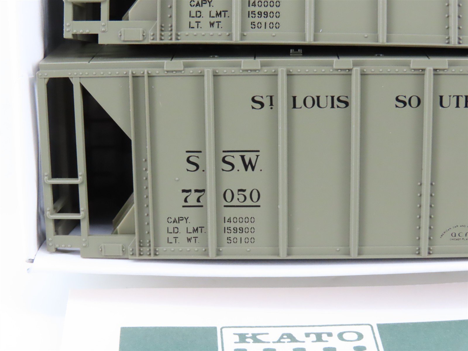 HO Scale KATO Kit 38-0103 SSW Cotton Belt Route 2-Bay Covered Hoppers 3-Pack