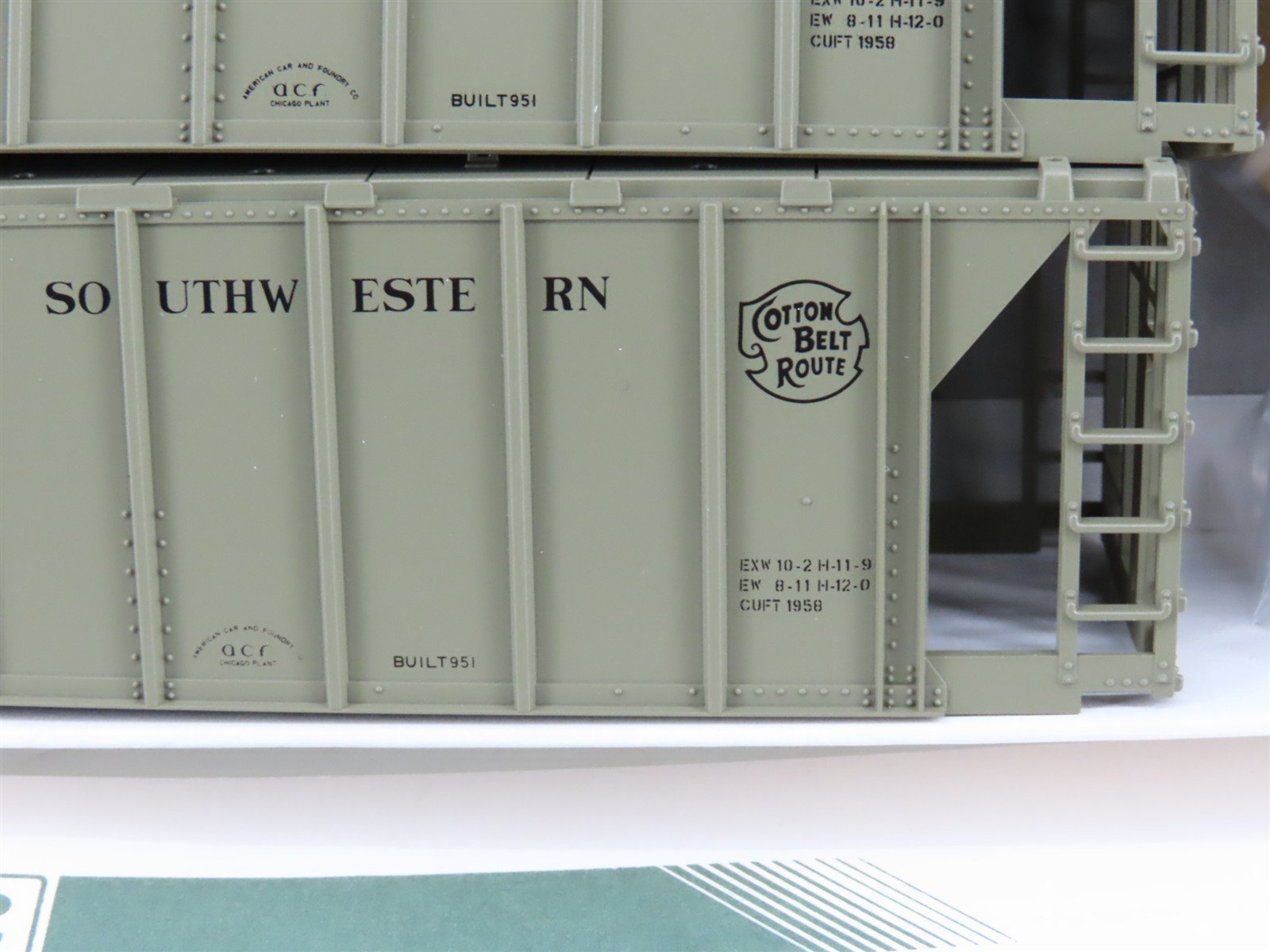 HO Scale KATO Kit 38-0103 SSW Cotton Belt Route 2-Bay Covered Hoppers 3-Pack