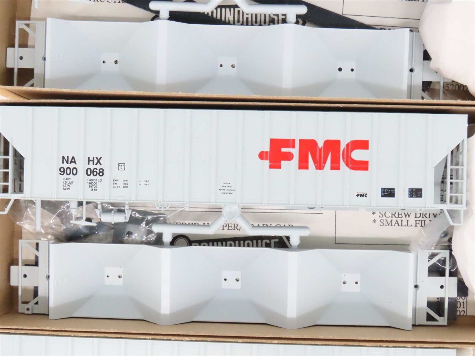 HO Roundhouse Kit 809 NAHX/COOK/XTRA/PROCOR 50' Covered 3-Bay Hoppers 12-Pack