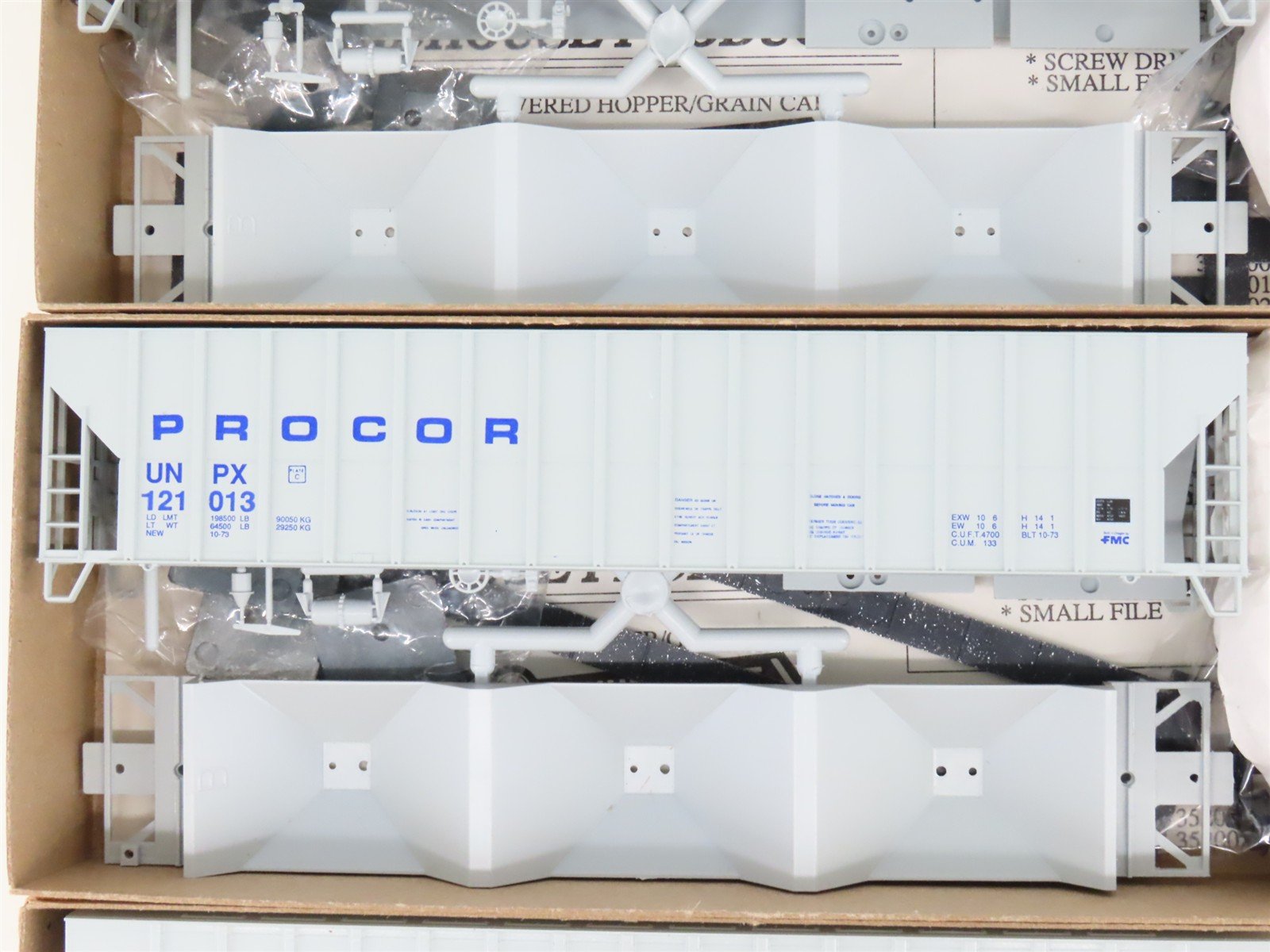 HO Roundhouse Kit 809 NAHX/COOK/XTRA/PROCOR 50' Covered 3-Bay Hoppers 12-Pack