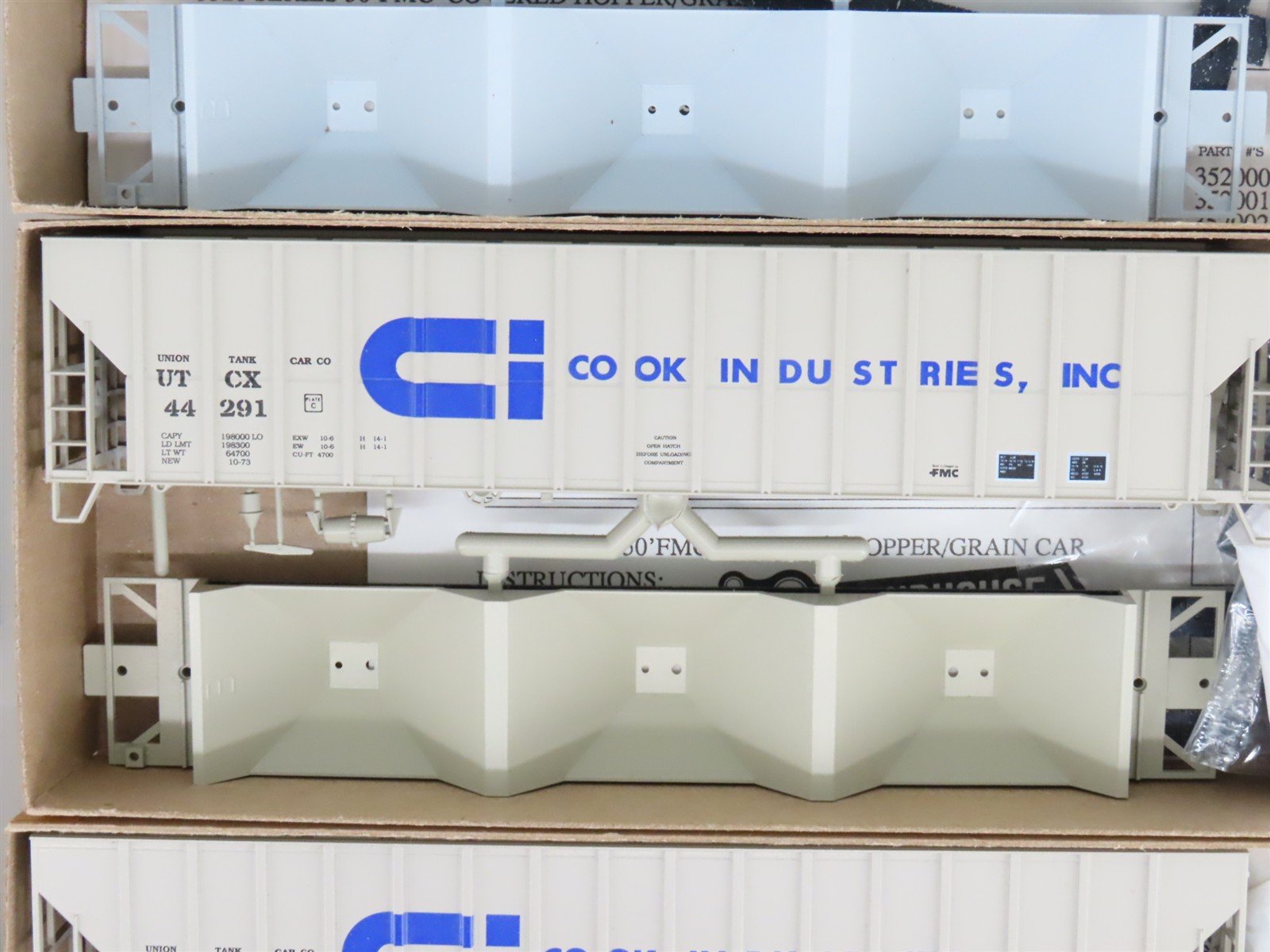 HO Roundhouse Kit 809 NAHX/COOK/XTRA/PROCOR 50' Covered 3-Bay Hoppers 12-Pack