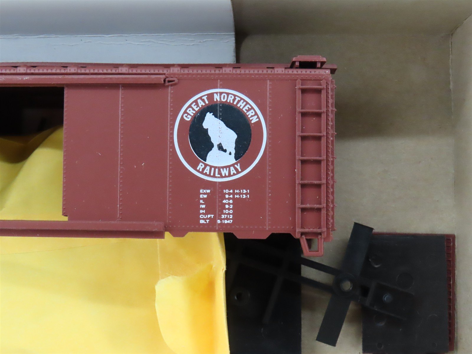 HO Scale Athearn English's Kit #3-1006 GN Great Northern 40' Box Car #11217