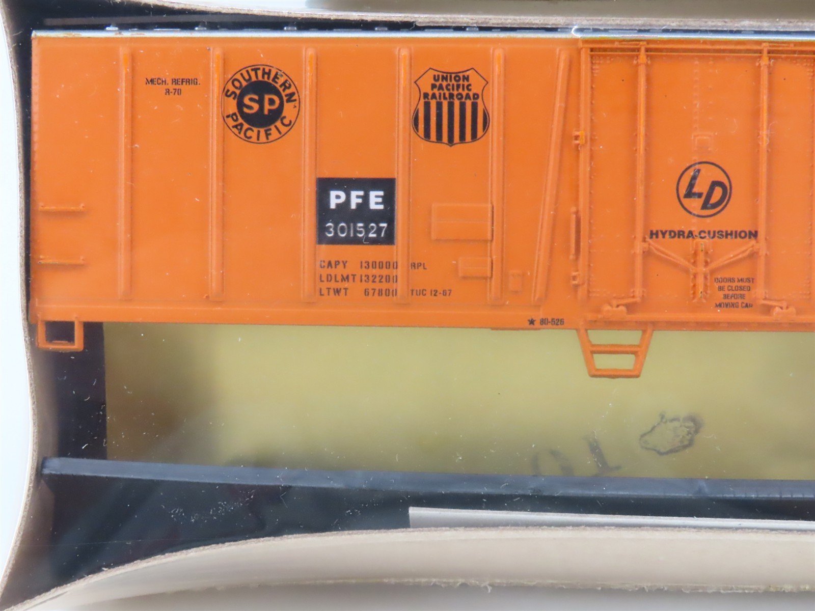 HO Athearn Kit 1636 PFE Pacific Fruit Express Mechanical Reefer #301527 - Sealed