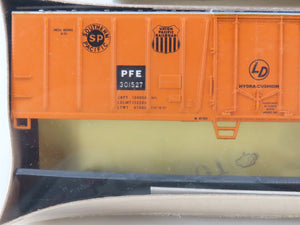 HO Athearn Kit 1636 PFE Pacific Fruit Express Mechanical Reefer #301527 - Sealed