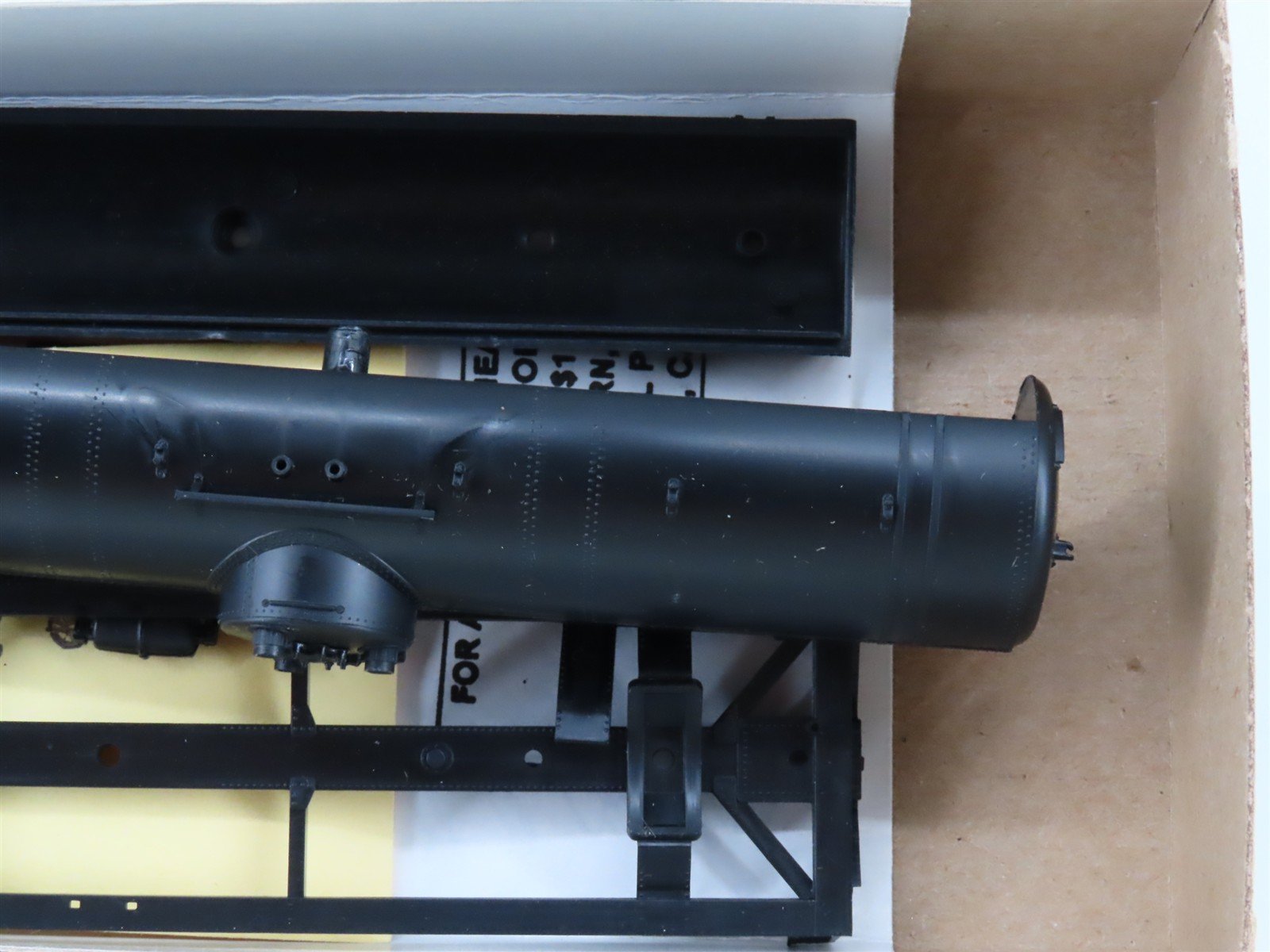 HO Scale Athearn Kit 01570 Undecorated Single Dome Tank Car
