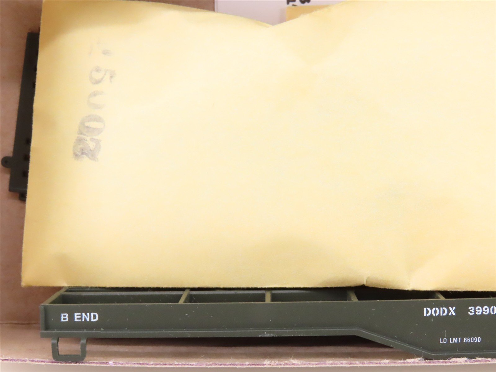 HO Scale Athearn Kit 1295 DODX Department of Defense Heavy Duty Flat Car #39900