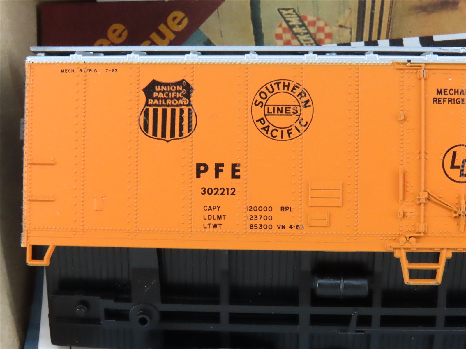 HO Athearn Kit 1627 PFE Pacific Fruit Express 50' Mechanical Reefer #302212