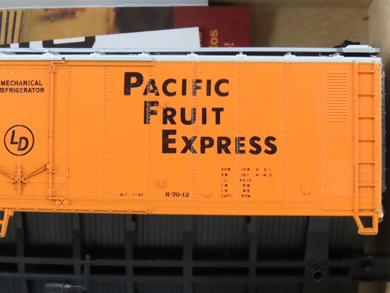 HO Athearn Kit 1627 PFE Pacific Fruit Express 50' Mechanical Reefer #302212