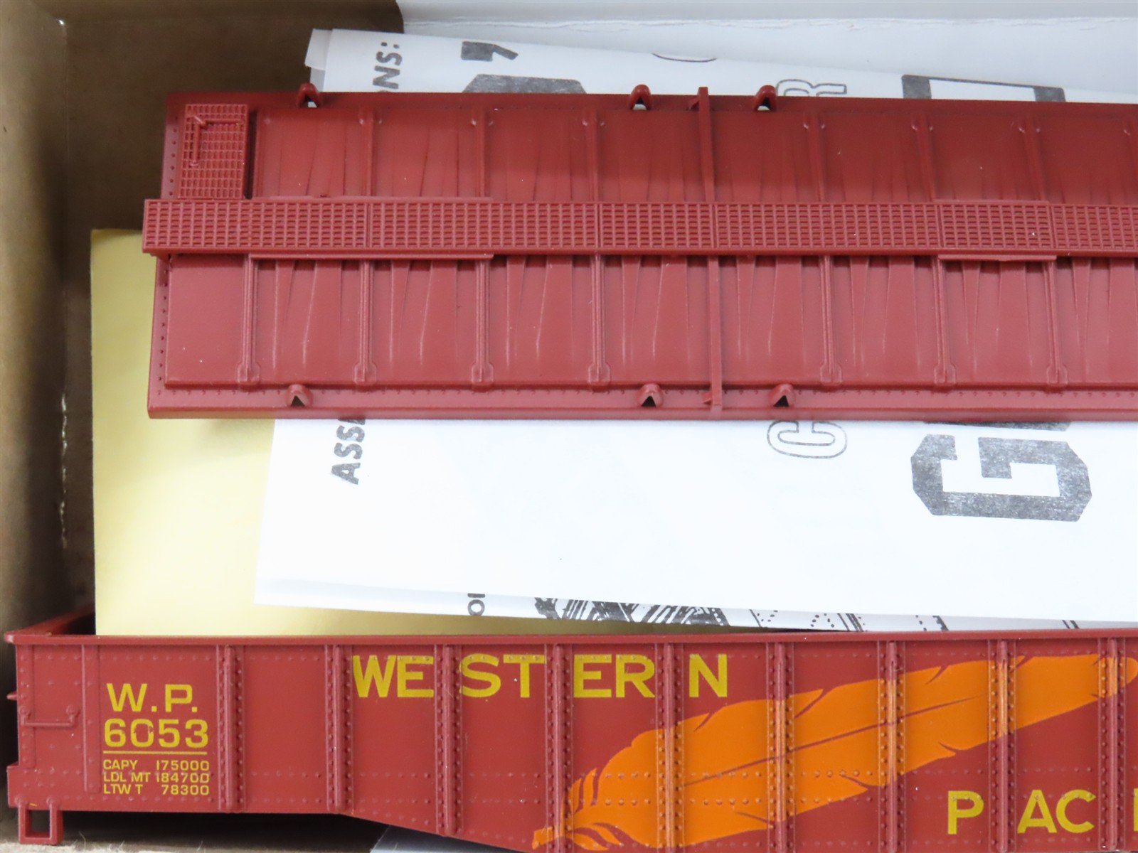 HO Scale Athearn Kit 01670 WP Western Pacific Feather 50' Covered Gondola #6053