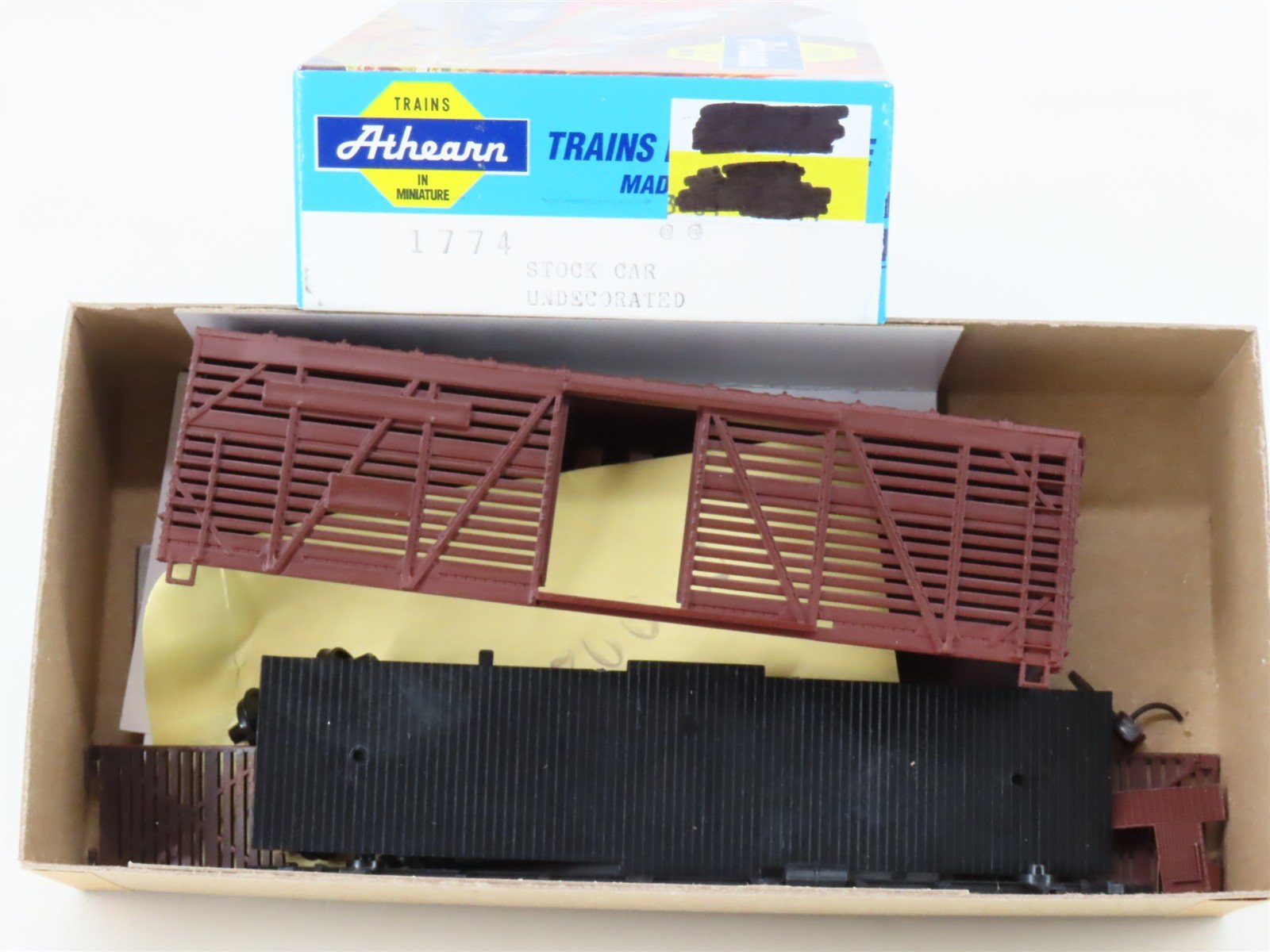 HO Scale Athearn Kit 1774 Undecorated Stock Car