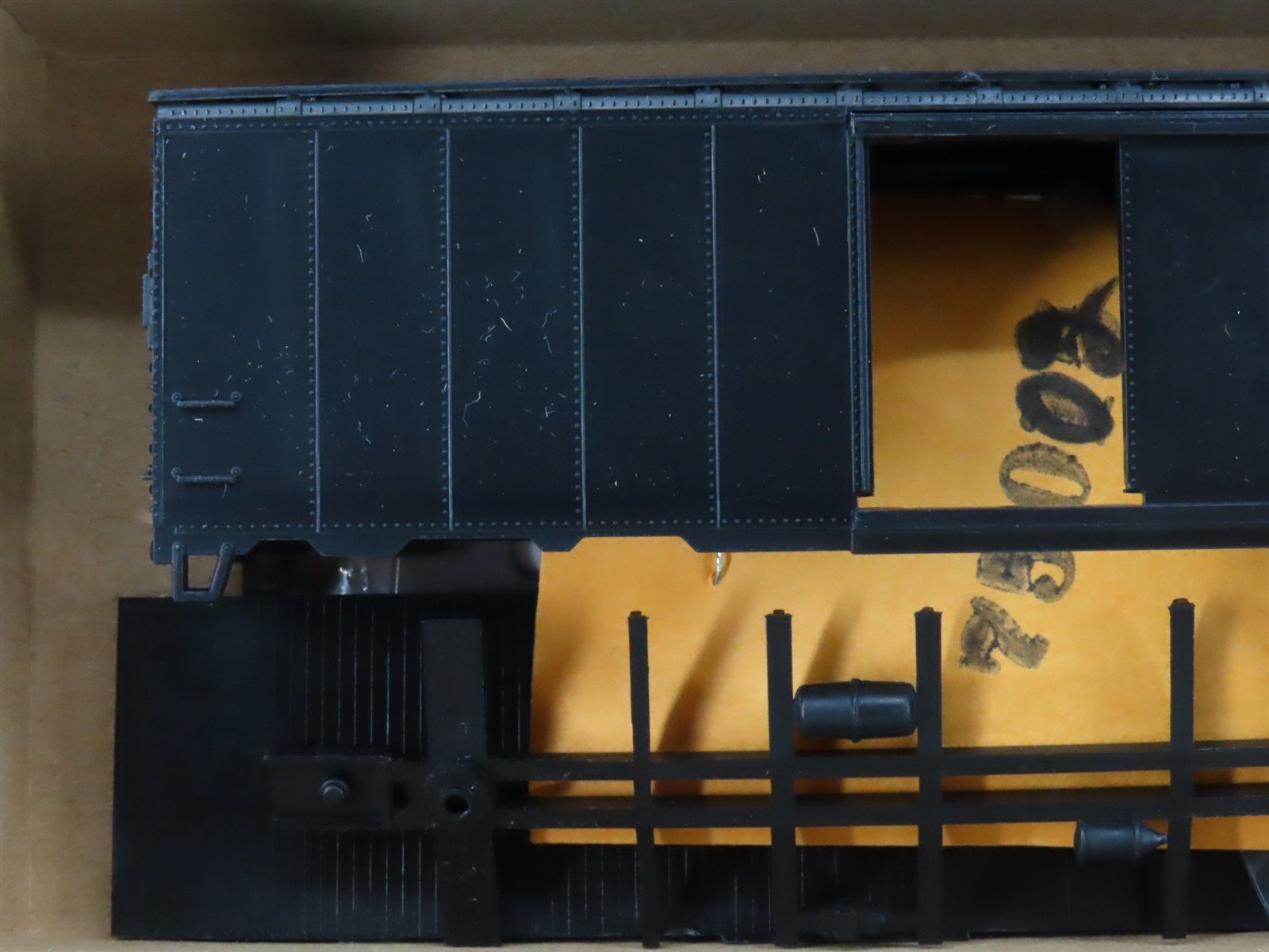 HO Scale Athearn Kit 1200 Undecorated 40' Single Door Box Car