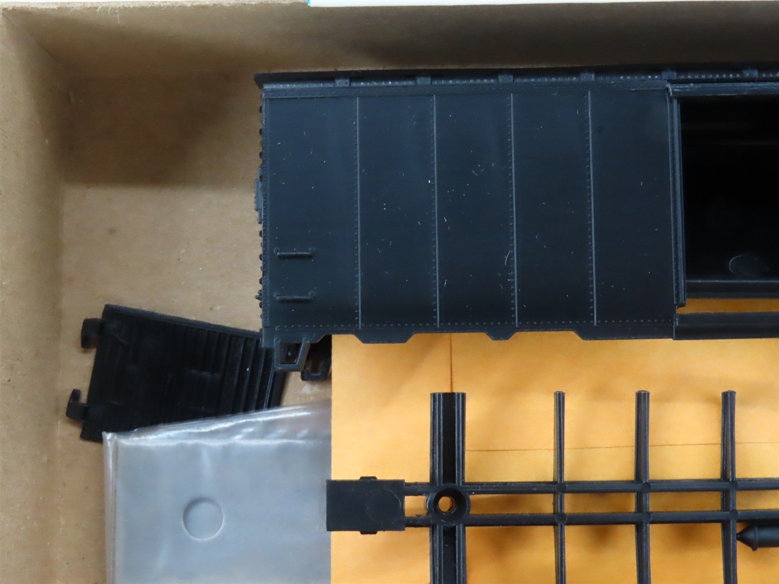 HO Scale Athearn Kit 1200 Undecorated 40' Single Door Box Car