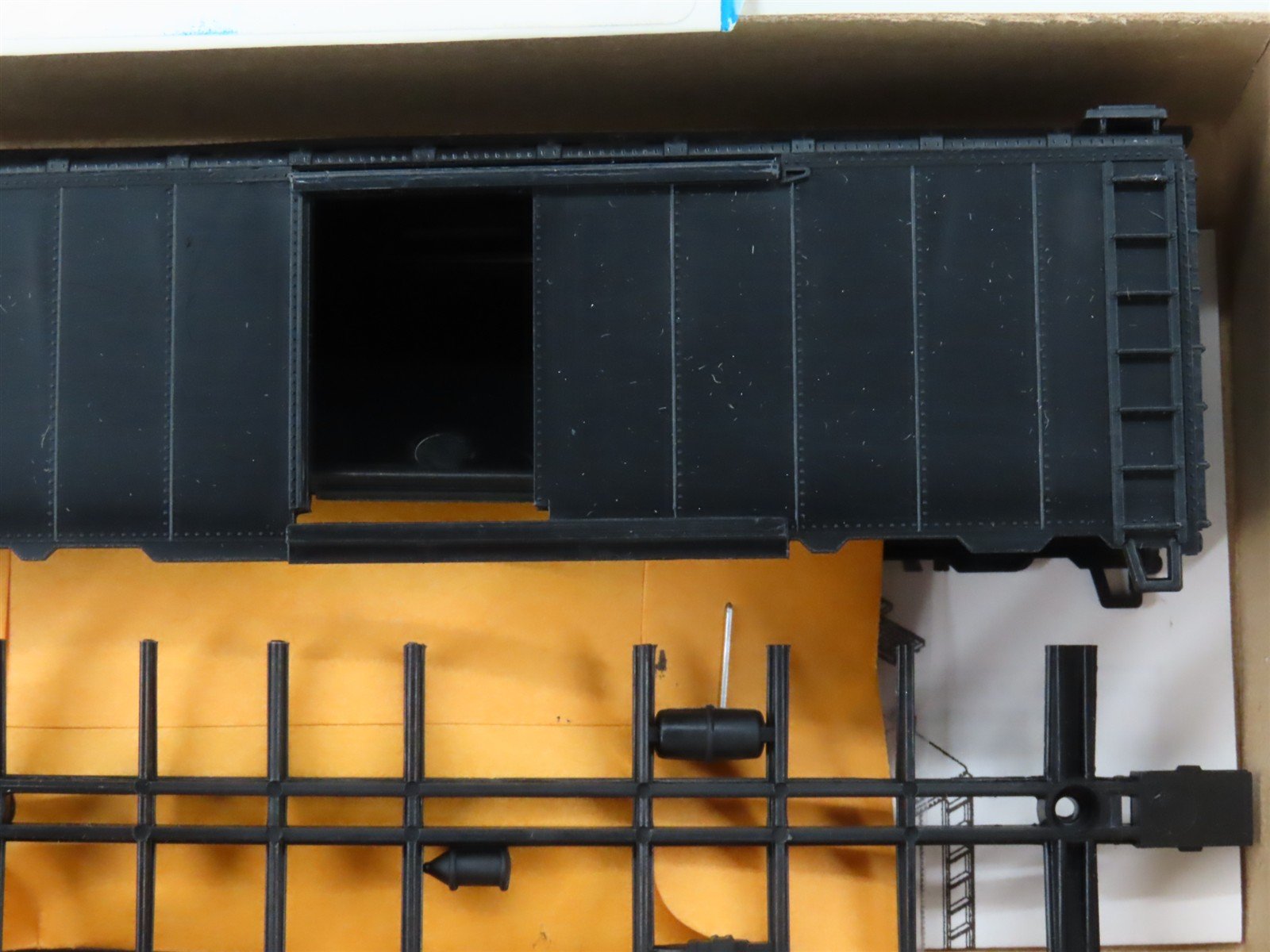 HO Scale Athearn Kit 1200 Undecorated 40' Single Door Box Car