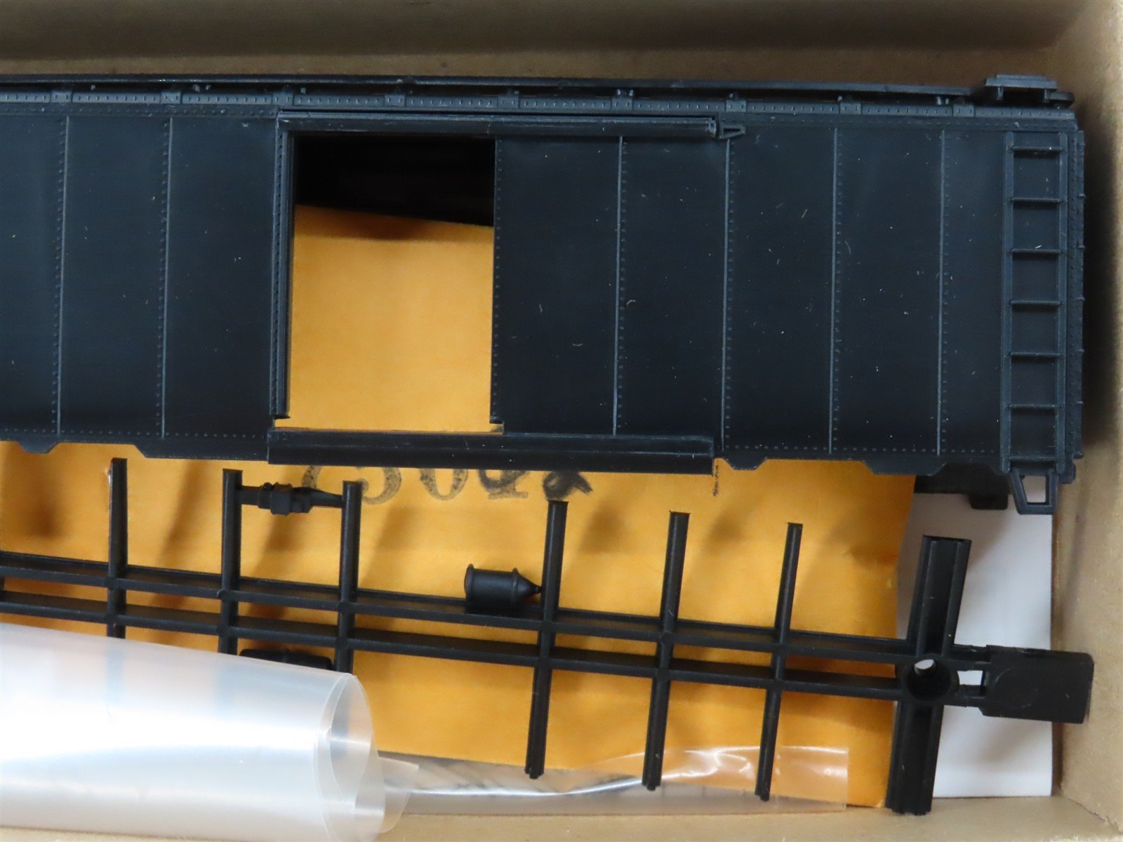 HO Scale Athearn Kit 1200 Undecorated 40' Single Door Box Car