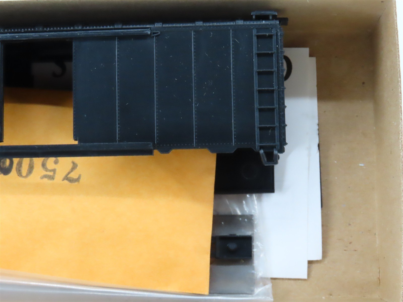 HO Scale Athearn Kit 1200 Undecorated 40' Single Door Box Car