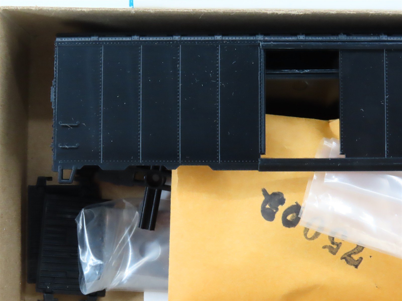 HO Scale Athearn Kit 1200 Undecorated 40' Single Door Box Car