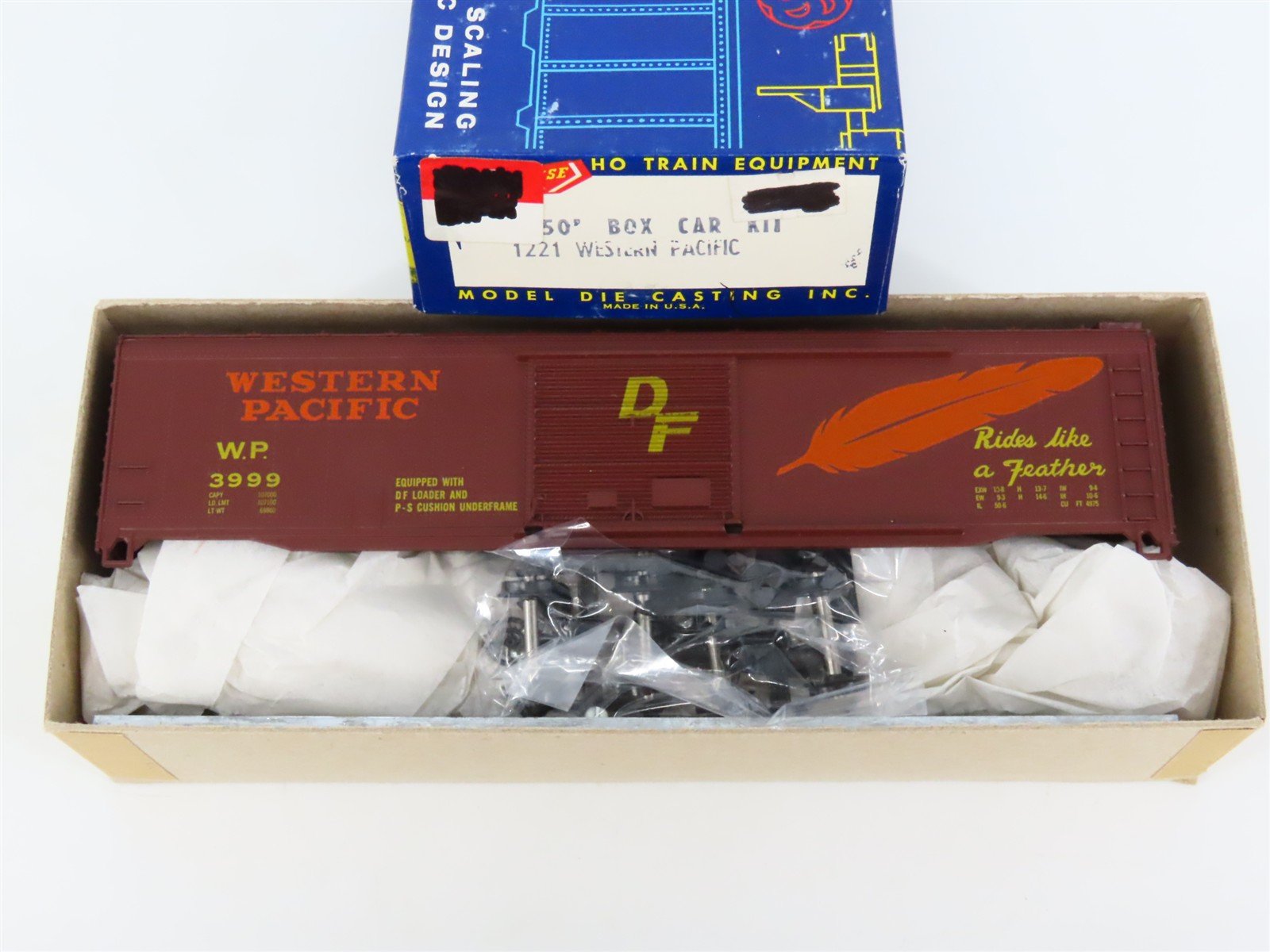 HO Roundhouse Kit 1221 WP Western Pacific Feather 50' Single Door Box Car #3999