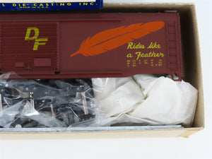 HO Roundhouse Kit 1221 WP Western Pacific Feather 50' Single Door Box Car #3999