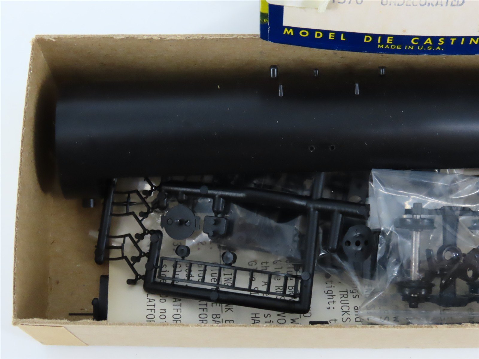 HO Scale Roundhouse Kit 1370 Undecorated 50' Tank Car