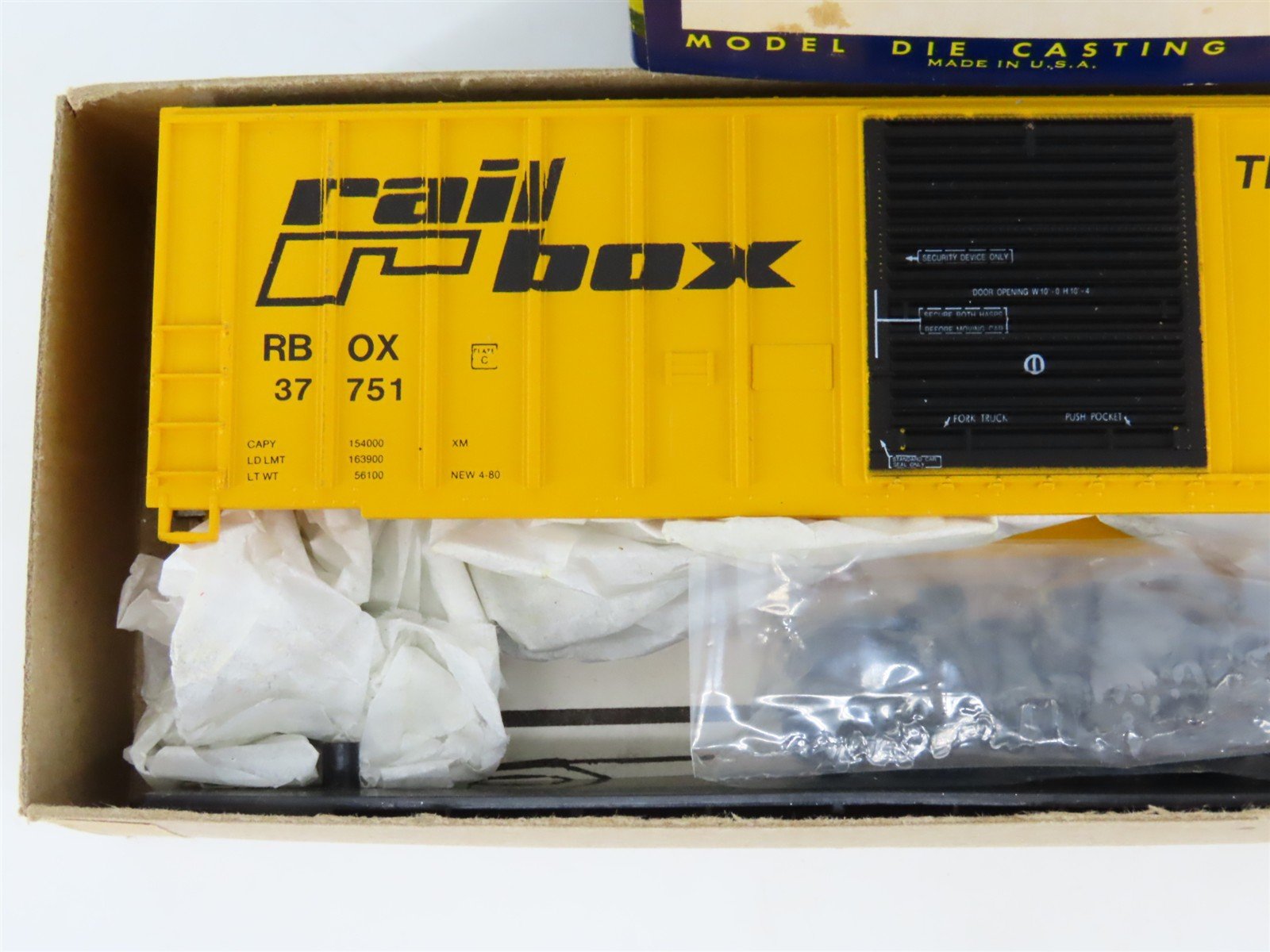 HO Scale Roundhouse Kit 1973 RBOX Railbox 50' Single Door Box Car #37751