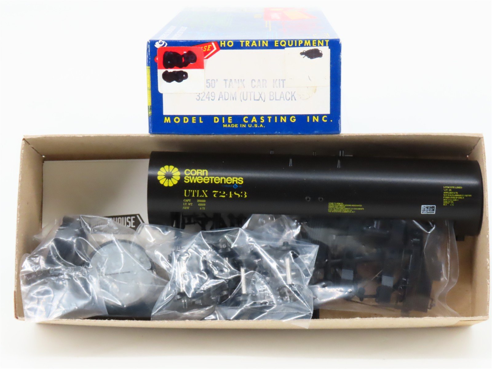 HO Scale Roundhouse Kit 3249 UTLX ADM Corn Sweeteners 50' Tank Car #72483