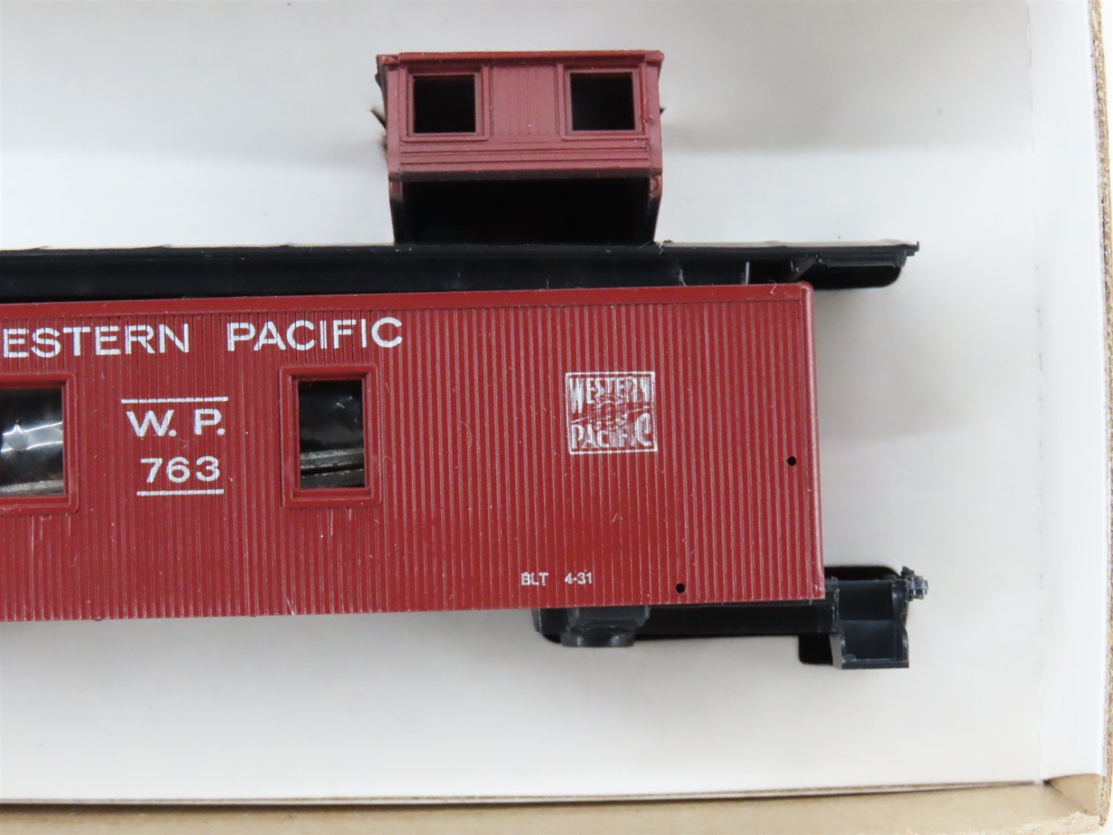 HO Scale Roundhouse Kit 3452 WP Western Pacific Railroad 3-Window Caboose #763