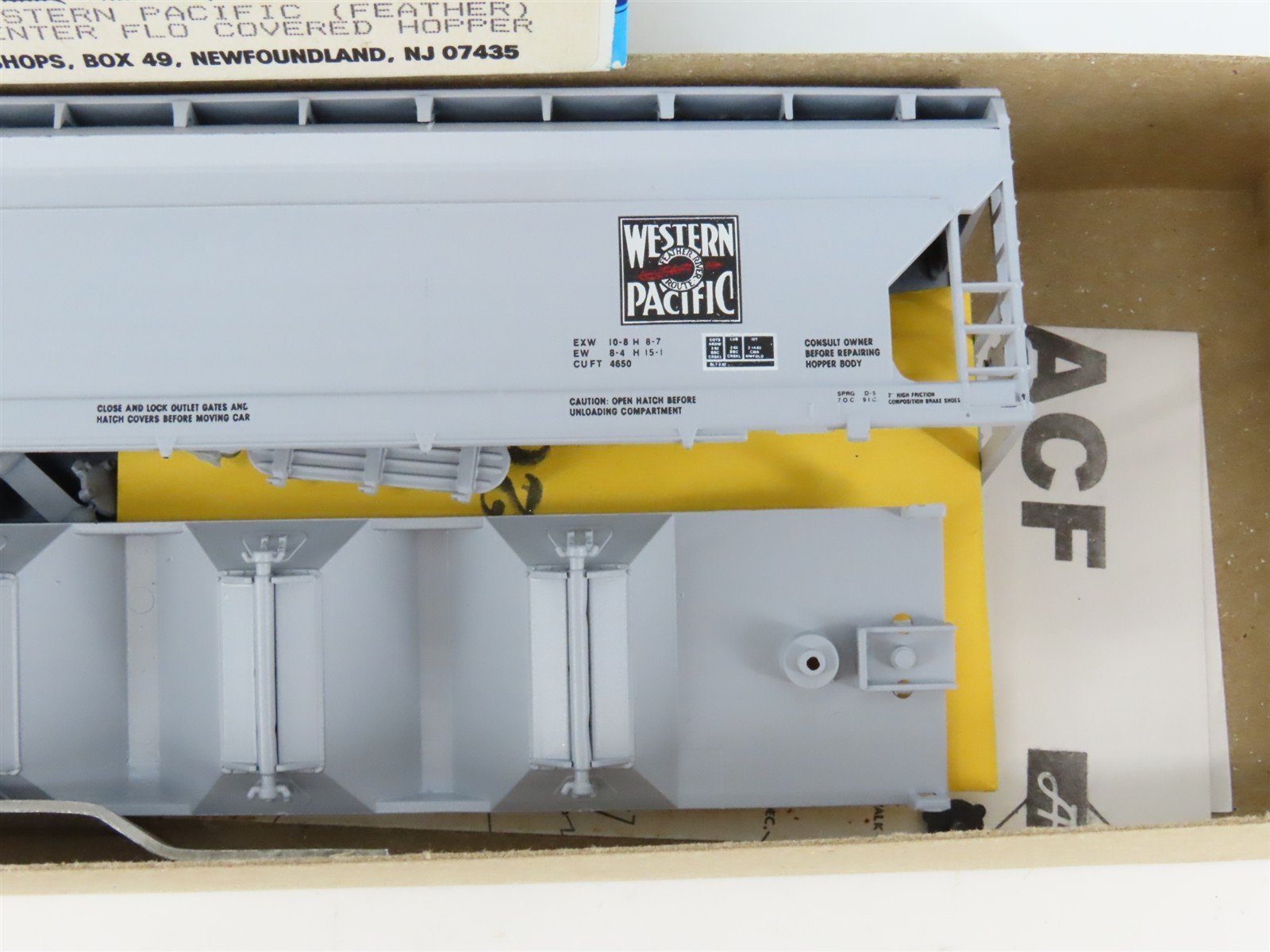 HO Scale Athearn Rail Runner Kit 291 WP Western Pacific 4-Bay 55' Hopper #11827