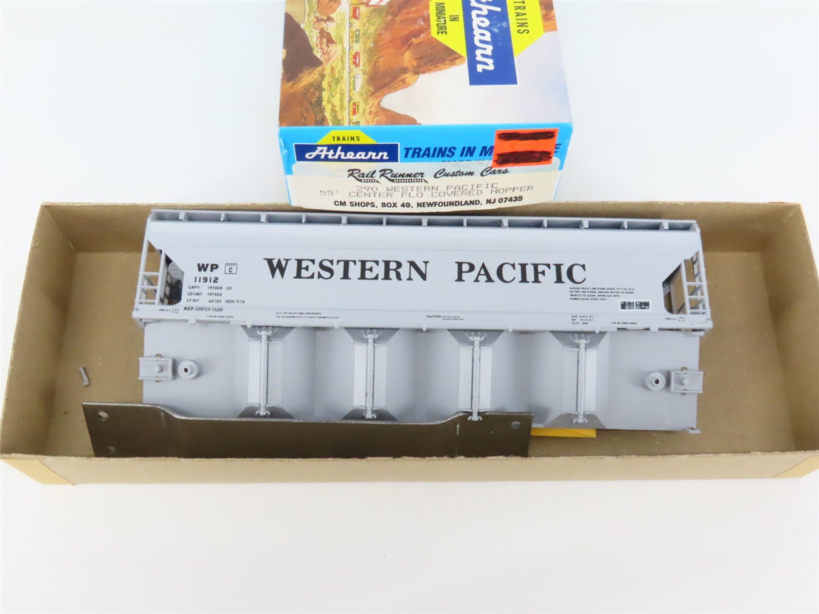 HO Scale Athearn Rail Runner Kit 290 WP Western Pacific 4-Bay 55' Hopper #11912