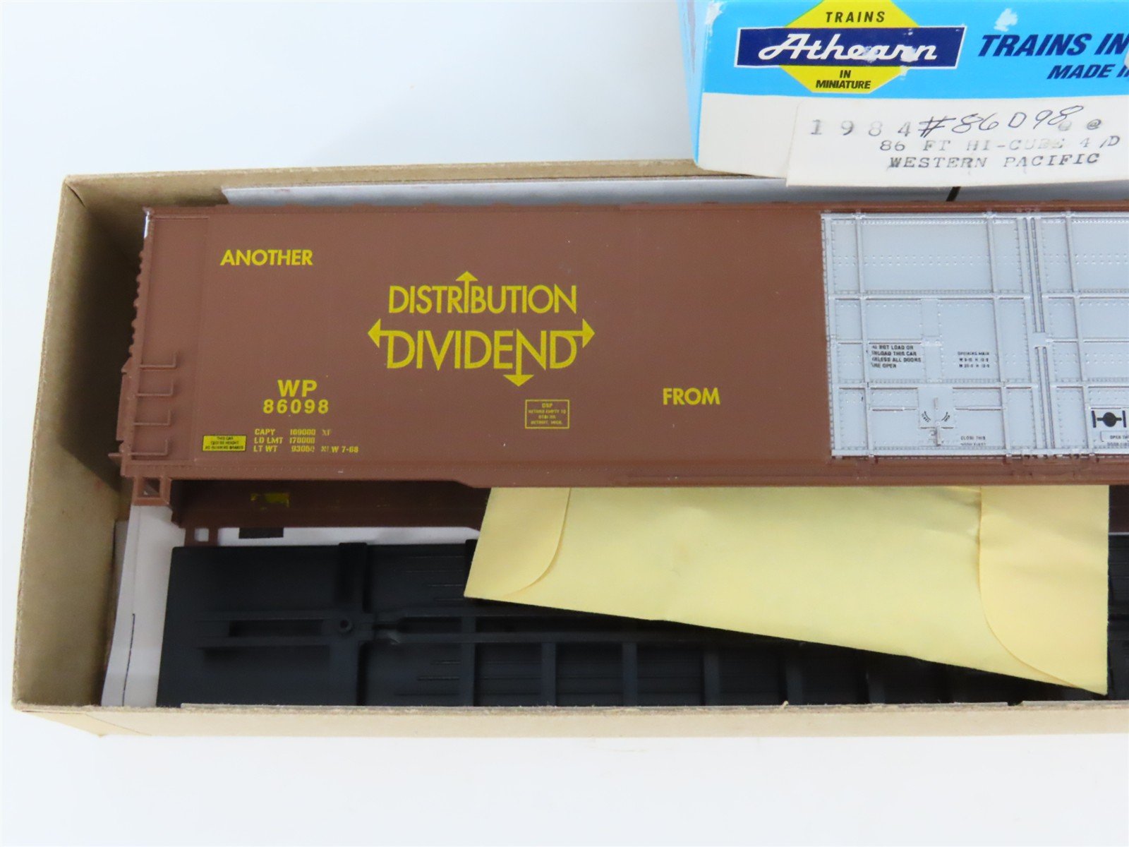 HO Scale Athearn Kit 1984 WP Western Pacific Railroad 86' Hi Cube Box Car #86098