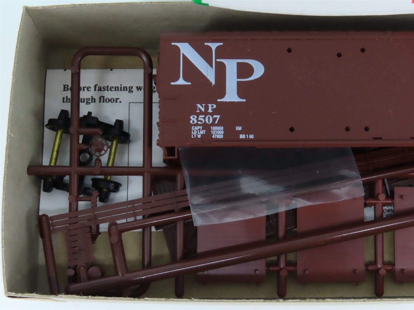 HO Scale Bowser English's Kit #3-1203 NP Northern Pacific 40' Box Car #8507