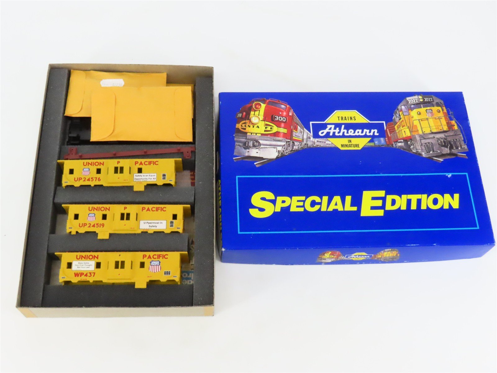 HO Scale Athearn Kit 2305 WP/UP Union Pacific Railroad Bay Window Caboose 3-Pack
