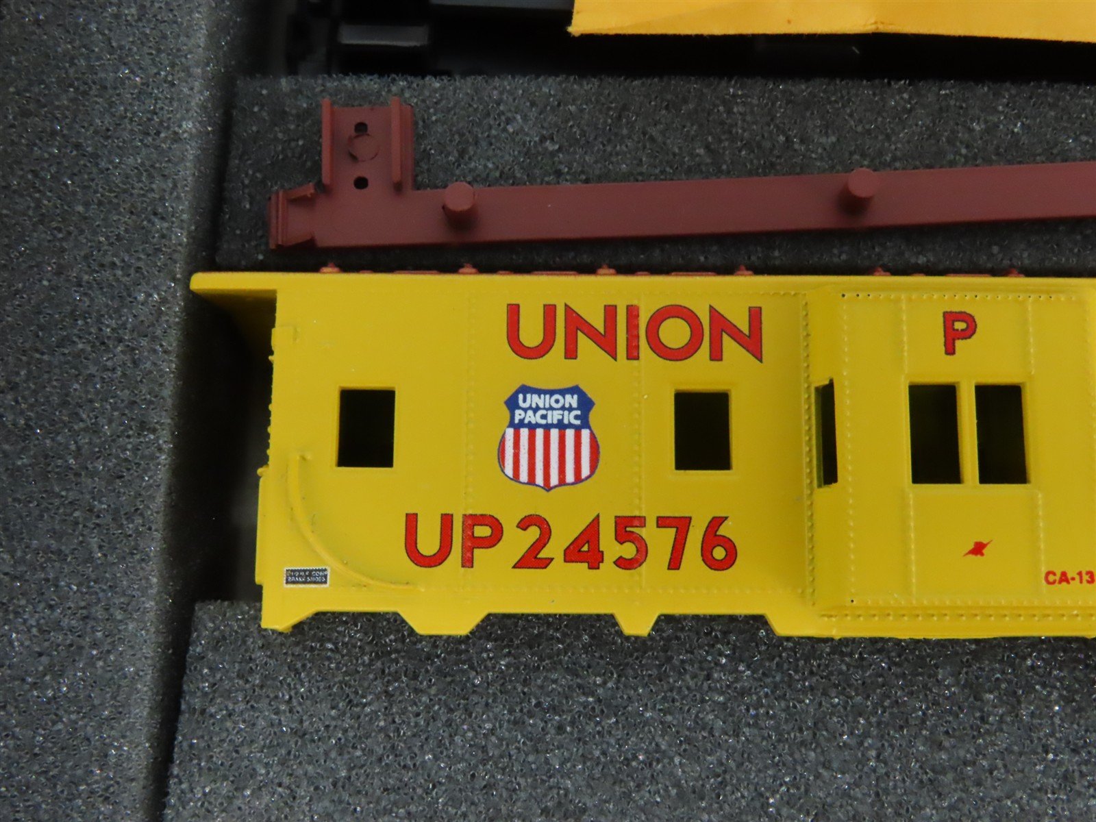 HO Scale Athearn Kit 2305 WP/UP Union Pacific Railroad Bay Window Caboose 3-Pack