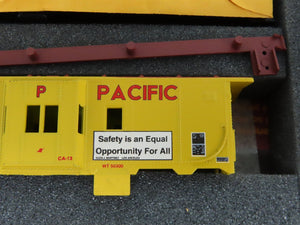 HO Scale Athearn Kit 2305 WP/UP Union Pacific Railroad Bay Window Caboose 3-Pack
