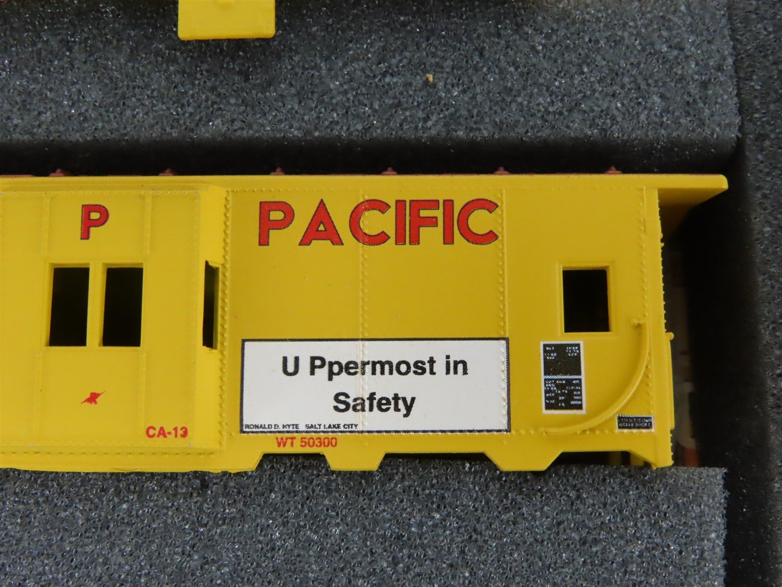 HO Scale Athearn Kit 2305 WP/UP Union Pacific Railroad Bay Window Caboose 3-Pack