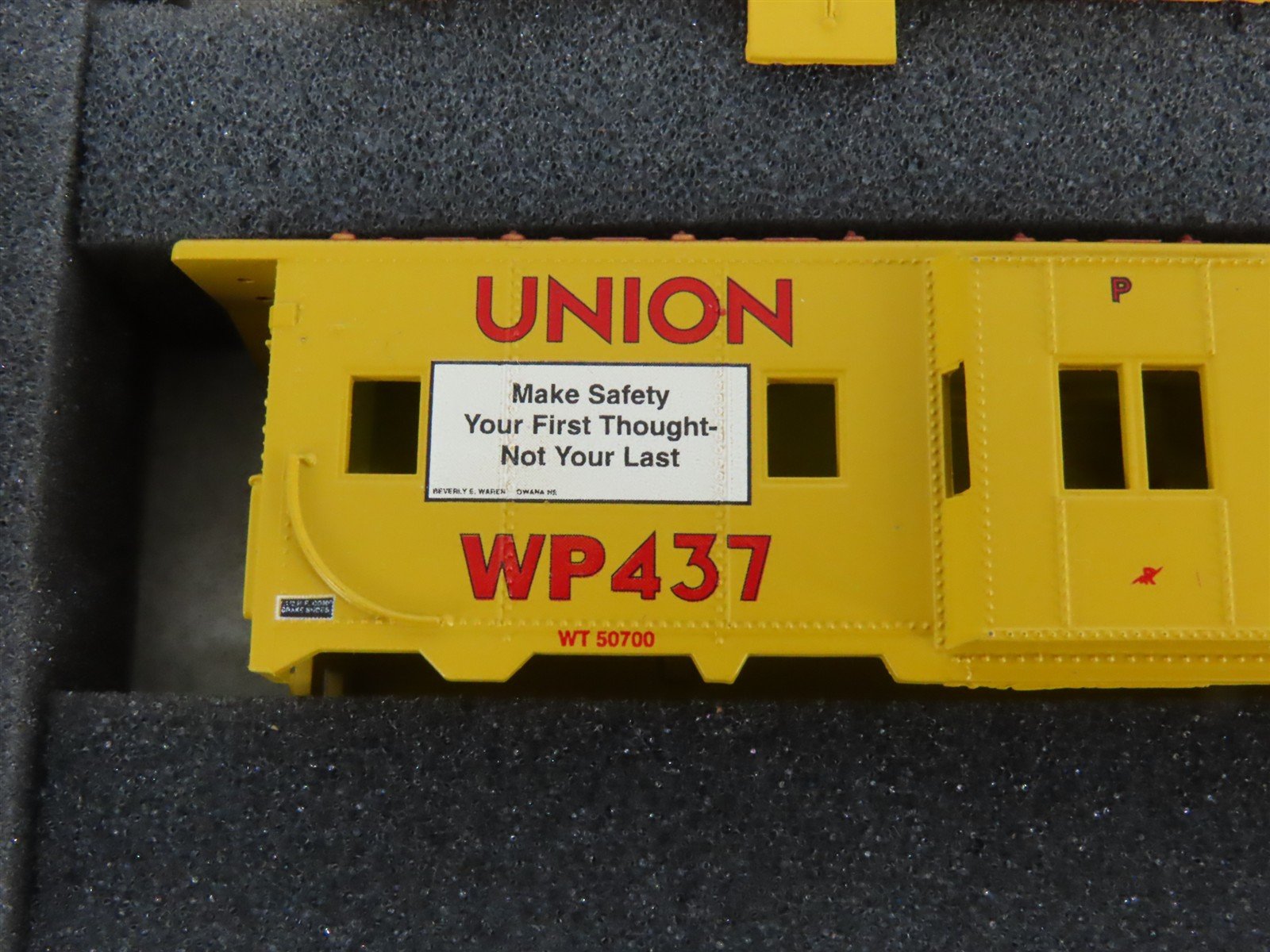 HO Scale Athearn Kit 2305 WP/UP Union Pacific Railroad Bay Window Caboose 3-Pack
