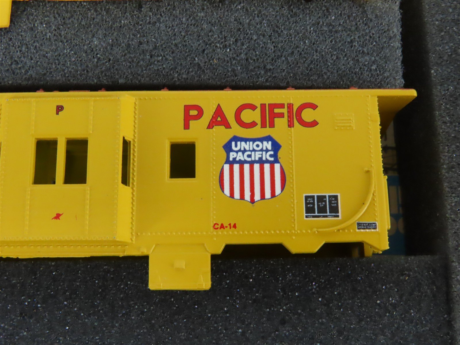 HO Scale Athearn Kit 2305 WP/UP Union Pacific Railroad Bay Window Caboose 3-Pack