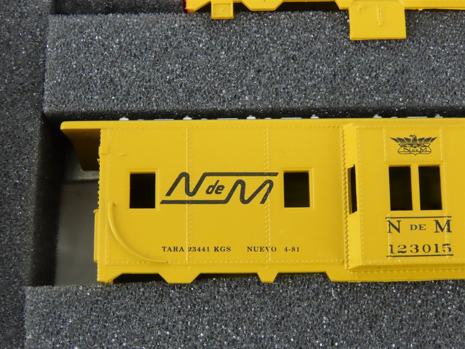 HO Scale Athearn Kit 2308 NdeM/FCP Mexican Bay Window Caboose 3-Pack