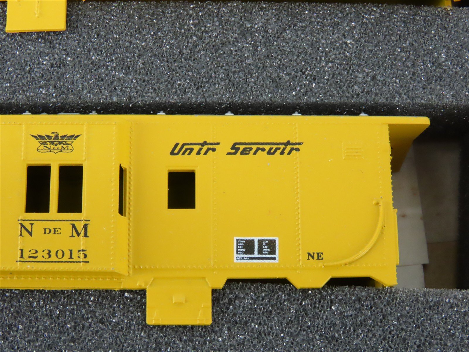 HO Scale Athearn Kit 2308 NdeM/FCP Mexican Bay Window Caboose 3-Pack