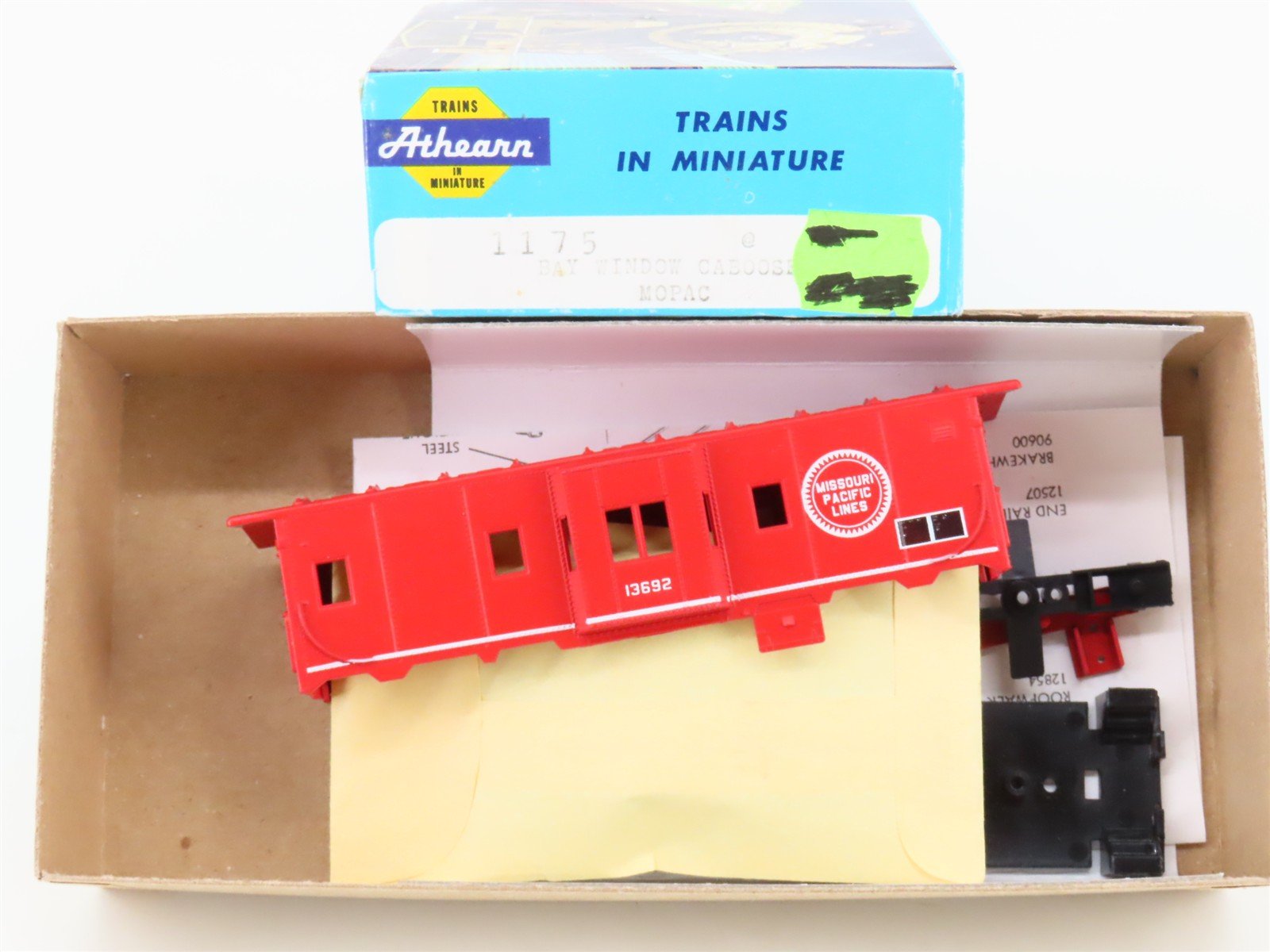 HO Scale Athearn Kit 1175 MP Missouri Pacific Railroad Bay Window Caboose #13692