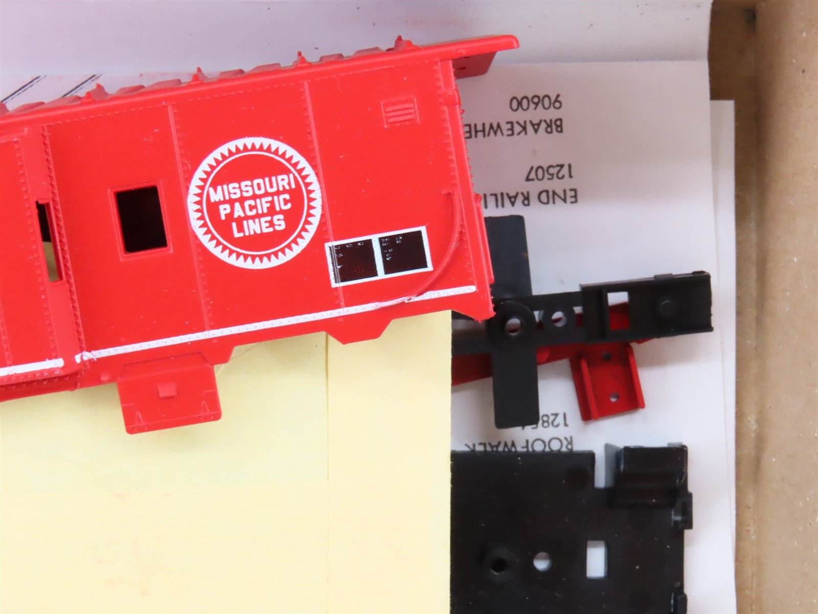 HO Scale Athearn Kit 1175 MP Missouri Pacific Railroad Bay Window Caboose #13692