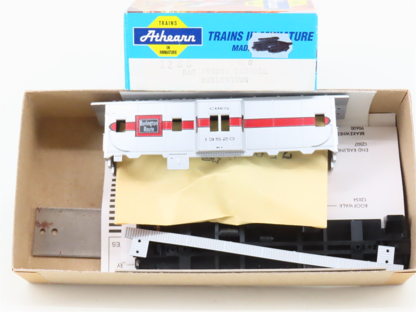 HO Scale Athearn Kit 1288 CB&Q Burlington Route Bay Window Caboose #13520